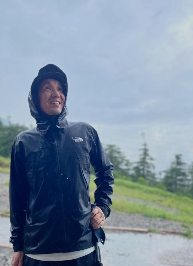 雨の中、クライムライトジャケットを着用している様子