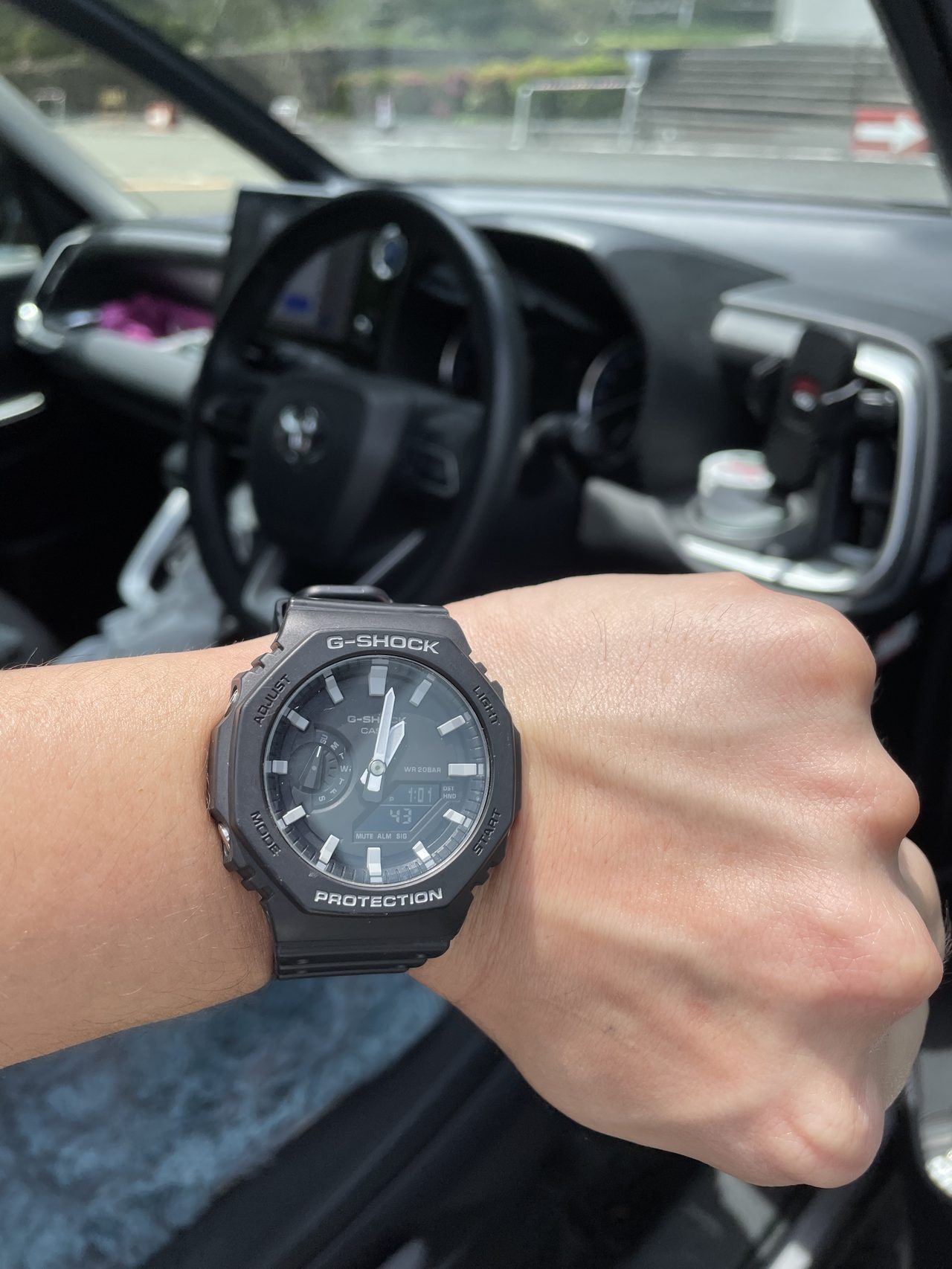 CasiOak(G-SHOCK GA-2100)を腕に着けている写真
